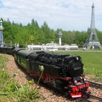 eine Gartenbahn dreht ihre Kreise in der Miniwelt Lichtenstein