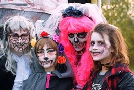 Geschminkte Mädchen zu Halloween in der Miniwelt