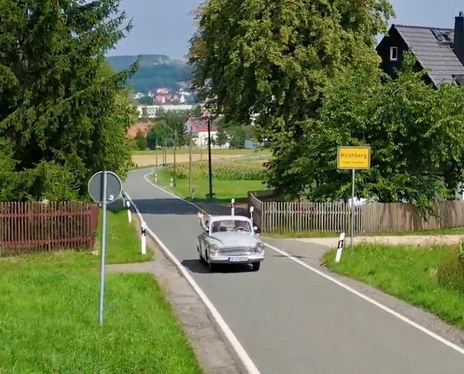 Wartburg vor dem Ortseingangsschild Kirchberg