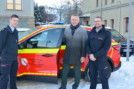 Landrat Carsten Michaelis und Kreisbrandmeister Alexander Löchel vor dem neuen Kommandowagen