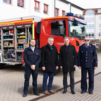 Kreisbrandmeister Alexander Löchel, Landrat Carsten Michaelis, Oberbürgermeister André Raphael und Gemeindewehrleiter Werner Spalerski vor dem neuen Rüstwagen