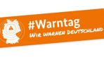 oranges Logo mit weißer Schrift Warntag und weißer Deutschlandkarte