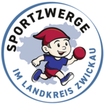 Logo des Projektes Sportzwerge mit Schrift Sportzwerge im Landkreis Zwickau und Bild Kind mit Mütze und Ball