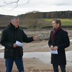 Landrat Carsten Michaelis und Bürgermeister Christfried Nicolaus vor dem instand gesetzten Schumannteich