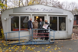 Carsten Michaelis, Dr. Jürgen Knauss, Ralf Uthe, Angelika Hölzel (v. l.) freuen sich über die restaurierte Raumerweiterungshalle