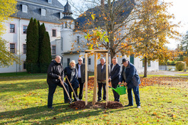 gemeinsam wurde der Partnerschaftsbaum für Landrat a. D. Dr. Christoph Scheurer gepflanzt