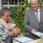 Ines Liebald, Vorsitzende des Landschaftspflegeverbandes Westsachsen und Dr. Christoph Scheurer, Landrat des Landkreises Zwickau bei der Vertragsunterzeichnung