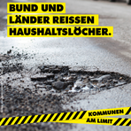 Kaputte Stra&szlig;e mit Text Kommunen am Limit