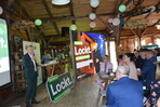 Landrat Carsten Michaelis (l.) spricht zum Thema Fachkräfte im Tourismus. Rechts im Bild Staatsministerin Barbara Klepsch.