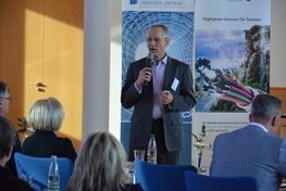 auf dem Foto zu sehen ist Reinhard Jung, Leiter des Breitbandkompetenzzentrums, welcher die Veranstaltung moderierte