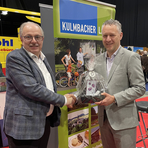 Landrat Carsten Michaelis - rechts im Bild - besuchte den Stand des Partnerlandkreises Kulmbach