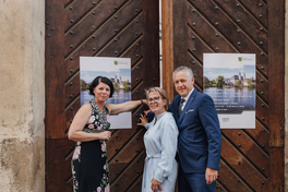 Josefina Ofner, Leiterin des Verbindungsbüro des Freistaates Sachsen in Orag, Barbara Klepsch, Sächsische Staatsministerin für Kultur und Tourismus und Carsten Michaelis, Landrat (v. l. n. r.) 