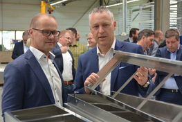 Landrat Carsten Michaelis mit Geschäftsführer Thomas Schlesinger in einer Montagehalle der UTC.