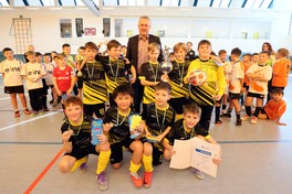 Die Sch&uuml;ler der Gert-Fr&ouml;be-Grundschule freuen sich gemeinsam mit Landrat Carsten Michaelis &uuml;ber den Sieg.