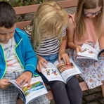 Die M&auml;dchen und Jungen der Grundschule in Hirschfeld freuen sich &uuml;ber das Erstlesebuch