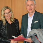 Schulleiterin Constanze Steinert und Landrat Carsten Michaelis während des Festaktes im Atrium des Gymnasiums