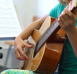Musikschüler im Gitarrenunterricht