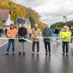 Landrat Carsten Michaelis und Bürgermeister Michael Franke mit am Bau Beteiligten beim Durchschneiden des Bandes