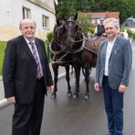 Landrat und Bürgermeister nach der Straßenfreigabe vor der Pferdekutsche