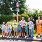 Kinder der Grundschule Stenn freuen sich über das mit vom Beigeordneten Mario Müller angebrachte 30 km Schild